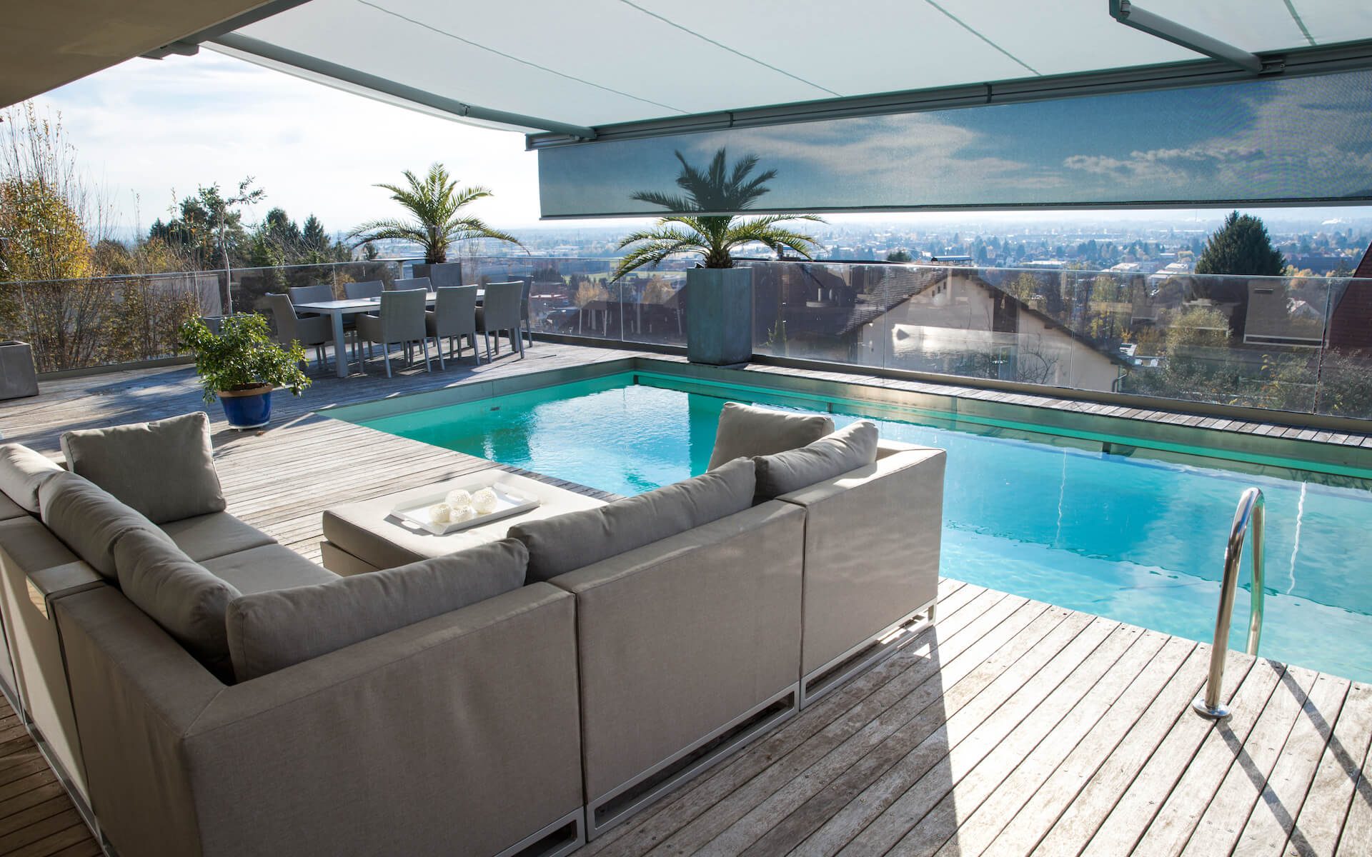Terrasse mit Pool und Markise